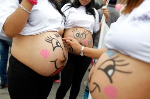 2013年，秘鲁首都利马的孕妇互相作画