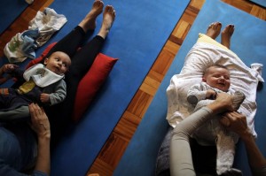 在巴西圣保罗，一些新手妈妈发现婴儿瑜伽有助于预防抑郁。