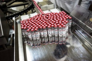 工业化生产过程：在印度浦那的一家制造厂，成瓶的疫苗(不是新冠疫苗)被生产出来。