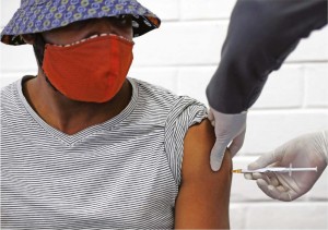 南非索韦托的一名志愿者在临床试验中注射SARS-CoV-2疫苗。